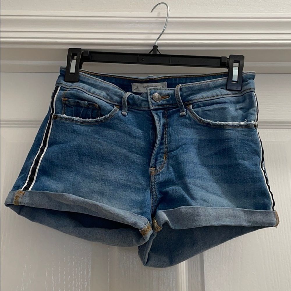 Abercrombie and Fitch size 4 w 27 jean shorts @@@